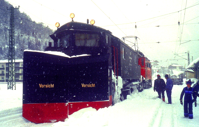 k-001 Mittenwaldbahn Schneeräumung  Bf. Scharnitz mit 1245 ca. Januar 1977 foto heinz block slg. hr