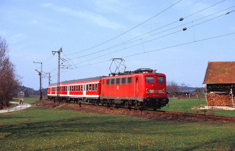 k-011 Einfahrt in den Bahnhof Unterammergau 31.03.2002 foto herbert rubarth