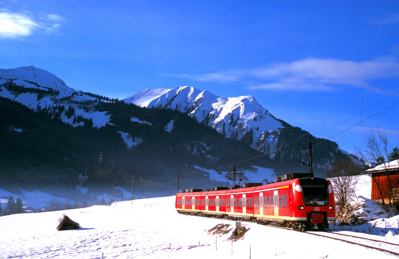 k-102 Außerfernbahn ET 435 bei Lermoos Ri. Garmisch- Partenkirchen 04.01.2009 foto herbert rubarth