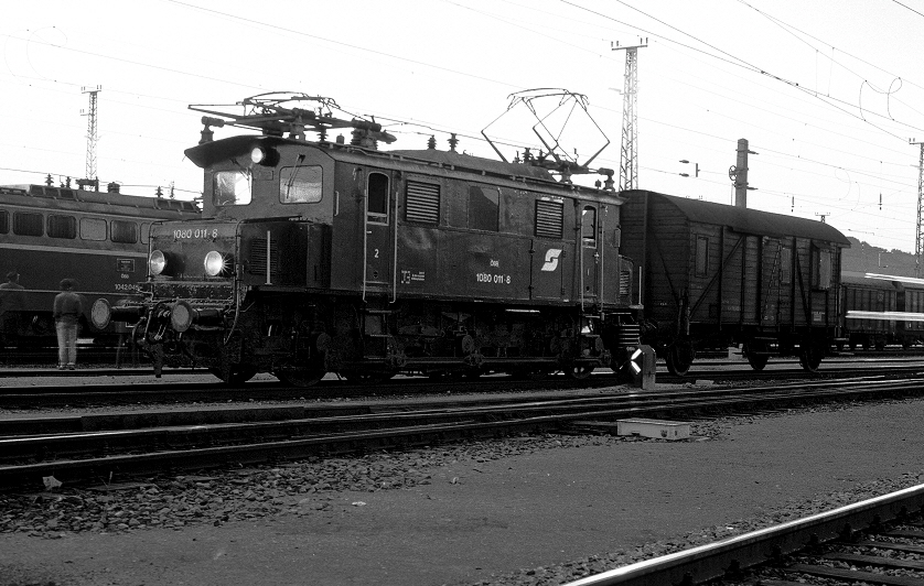 k- Salzkammergutbahn 1080.011-8 Bf. Attnang- Puchheim 16.07.1989 foto herbert rubarth