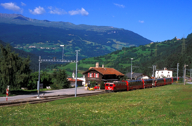 k-004 Albulabahn Bf. Surava Ge 4.4 I. mit Bernina Express 28.07.2002 foto herbert rubarth