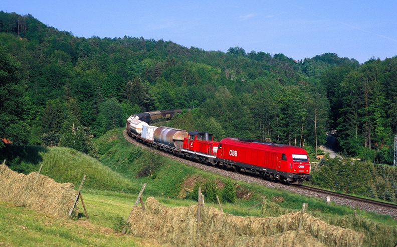 k-003 Güterzüg mit 2016 und 2068 zwischen Laßnitzhöhe und Autal bei Rastbühl in Richtung Graz 18.05.2004 foto herbert rubarth