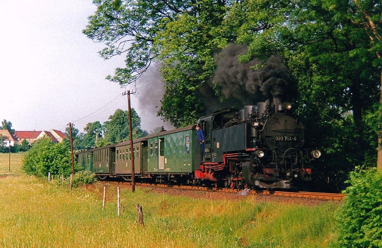 k-1993-05-20_DR Radebeul_099 754 (99 1790) mit Zug 7504 zwischen Brnsdorf und Berbisdorf (Ralf Kirion)_k